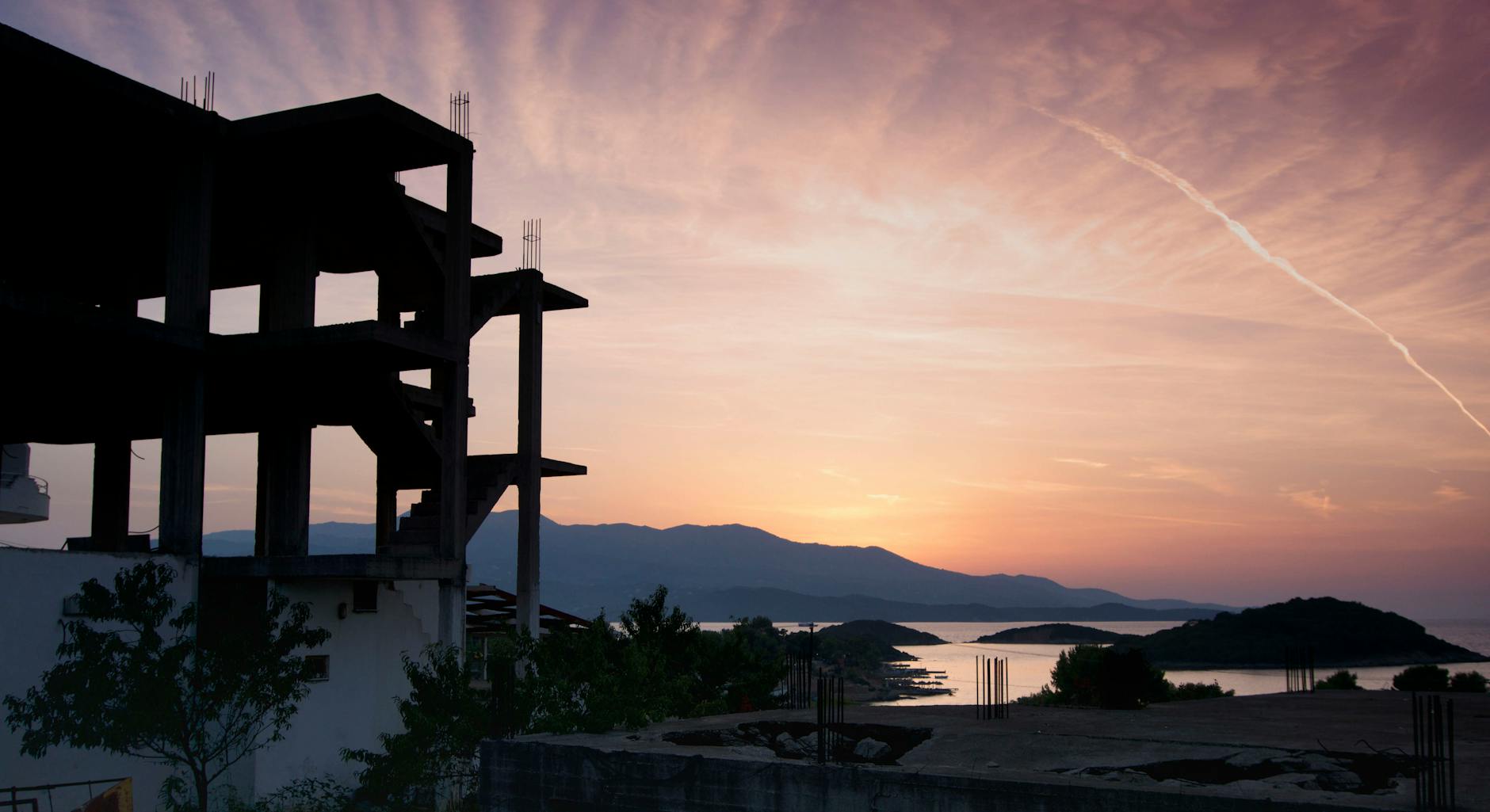 Haus Und Berg Während Der Goldenen Stunde