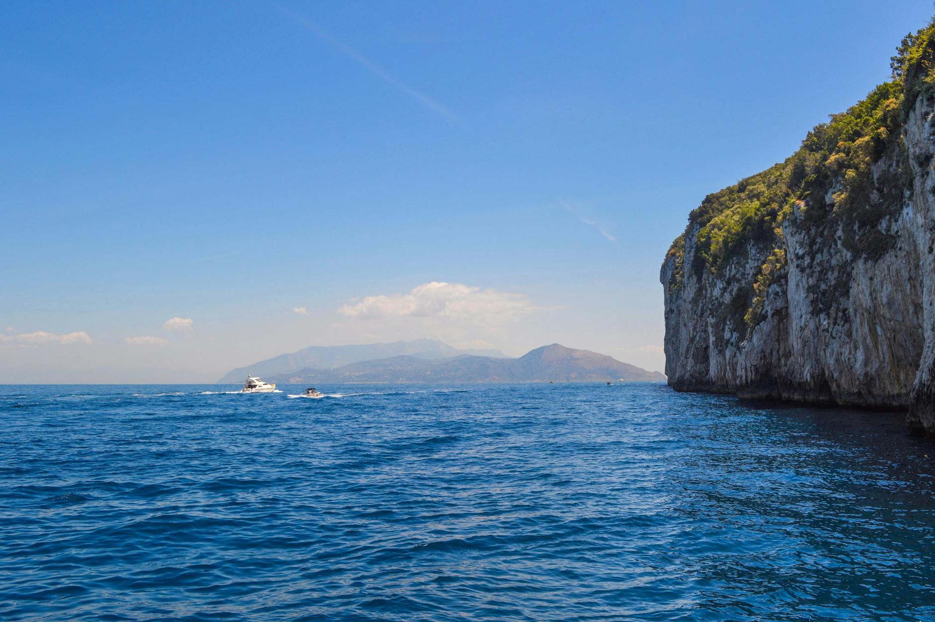 Insel Mit Hintergrund Des Berges