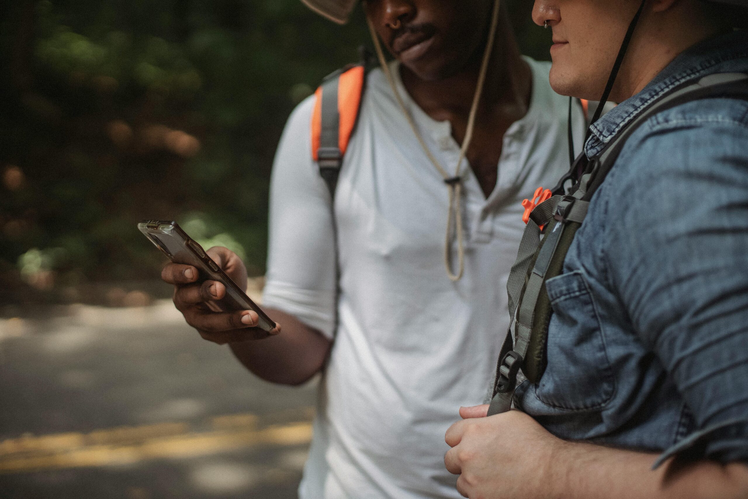 Crop Multirassische Rucksacktouristen, Die Internet Auf Smartphone Auf Straße Durchsuchen