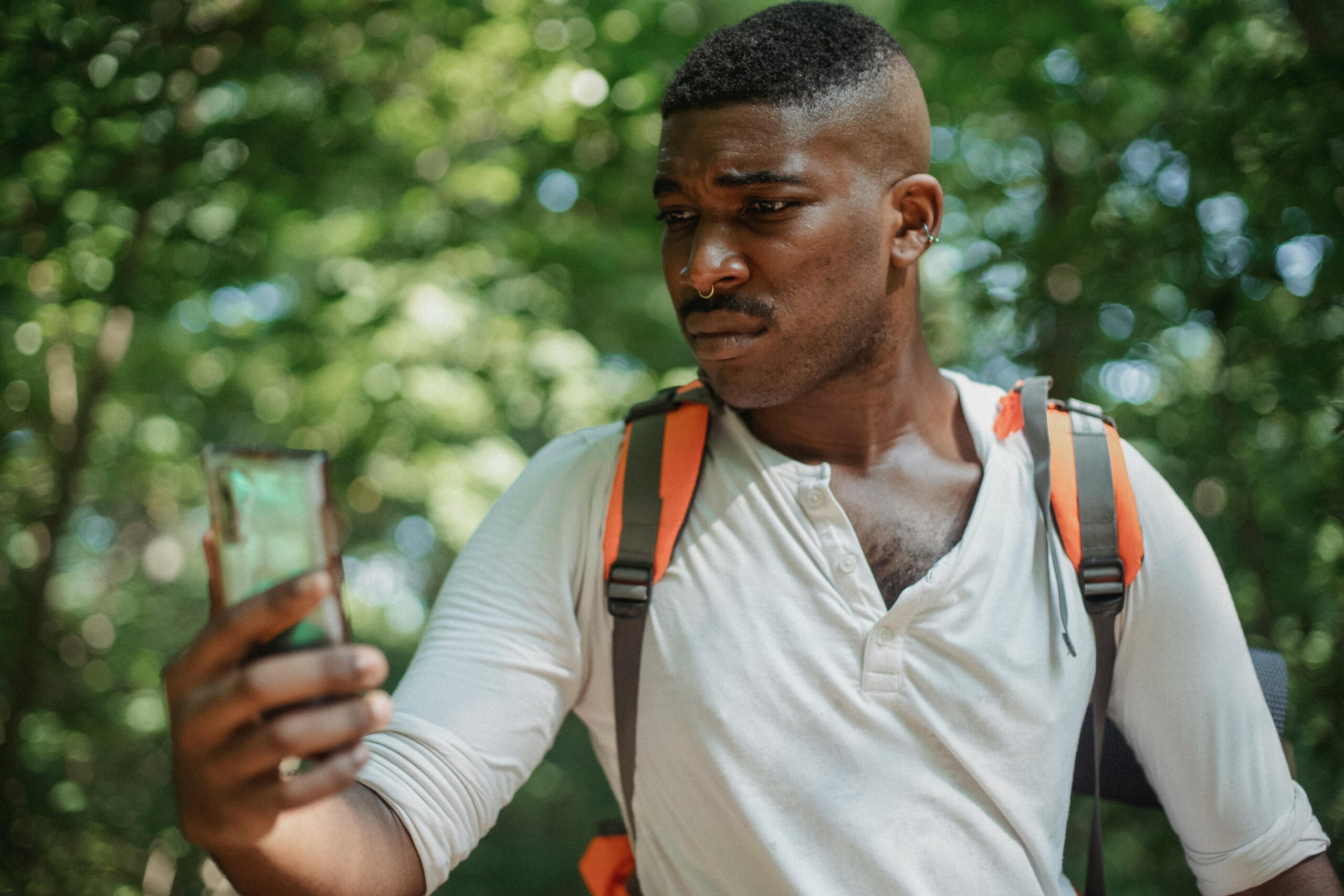 Ernster Schwarzer Mann, Der Smartphone Im Park Verwendet