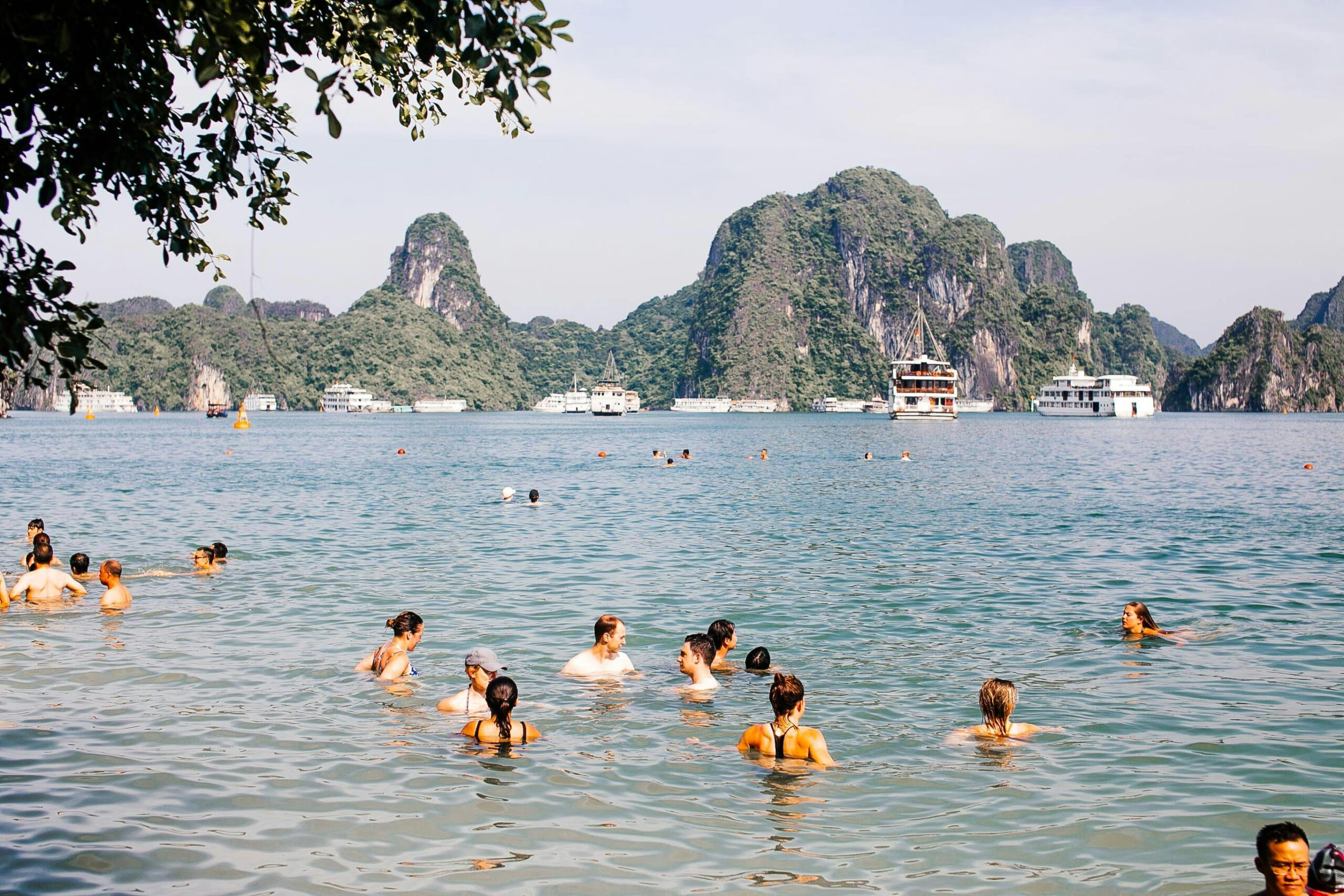 Menschen Schwimmen In Der Ha Long Bucht In Vietnam 