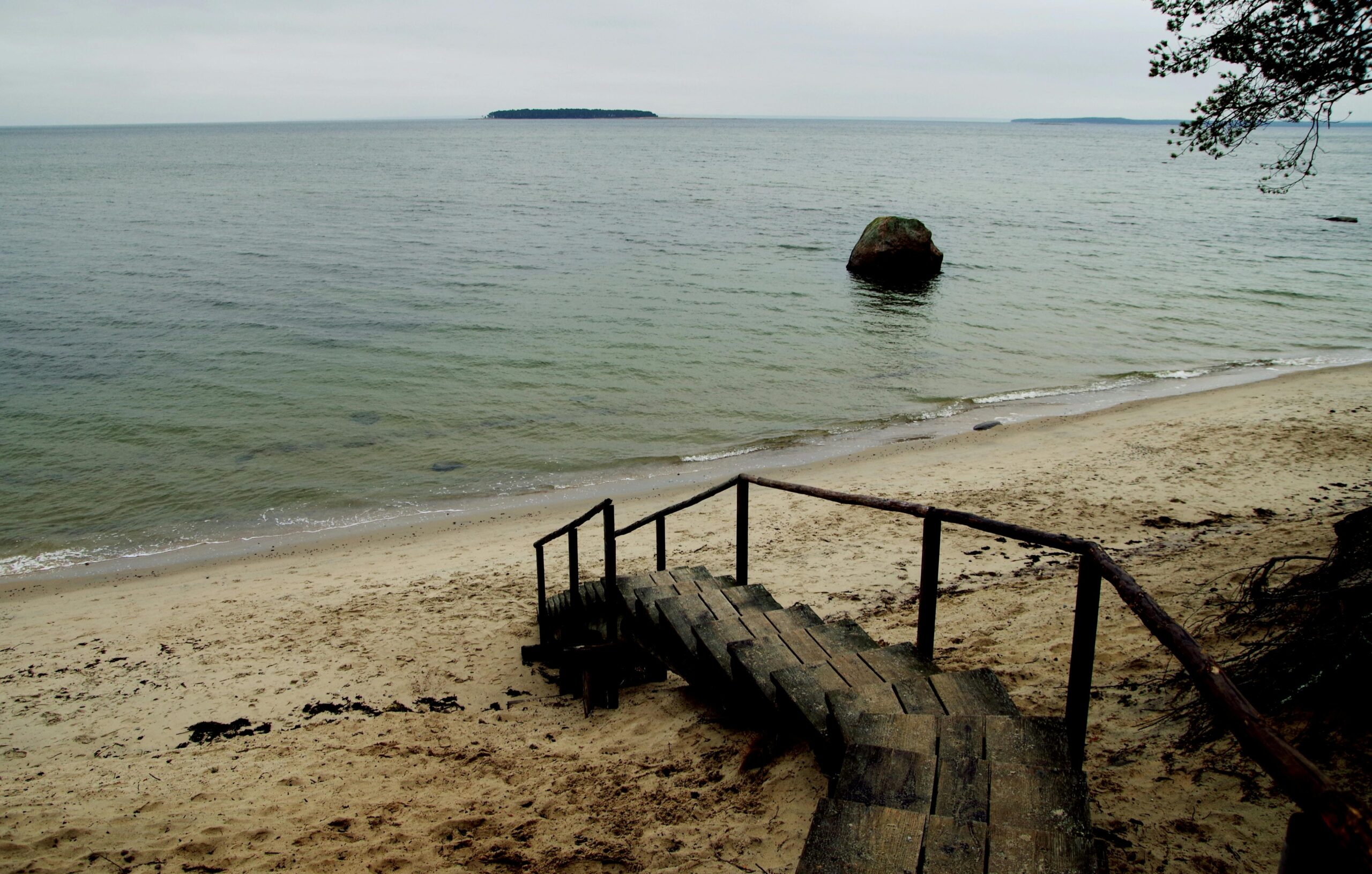 Braune Holztreppe In Der NÃ¤he Von GewÃ¤ssern