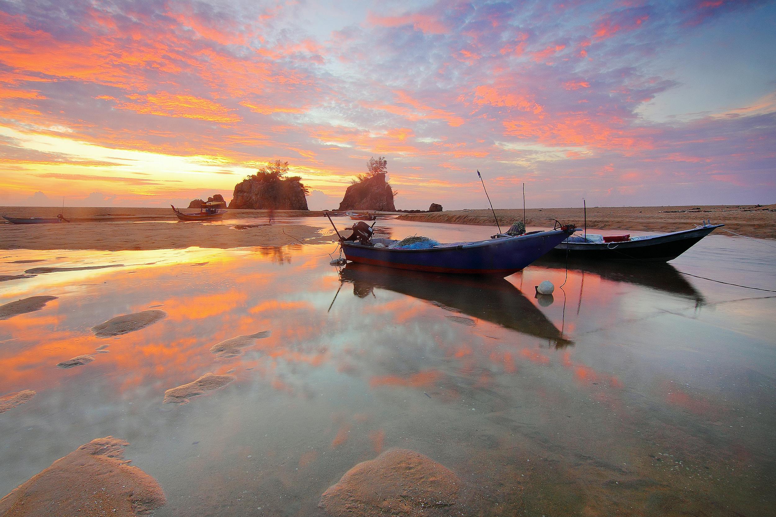 Boote Auf GewÃ¤ssern WÃ¤hrend Des Sonnenuntergangs