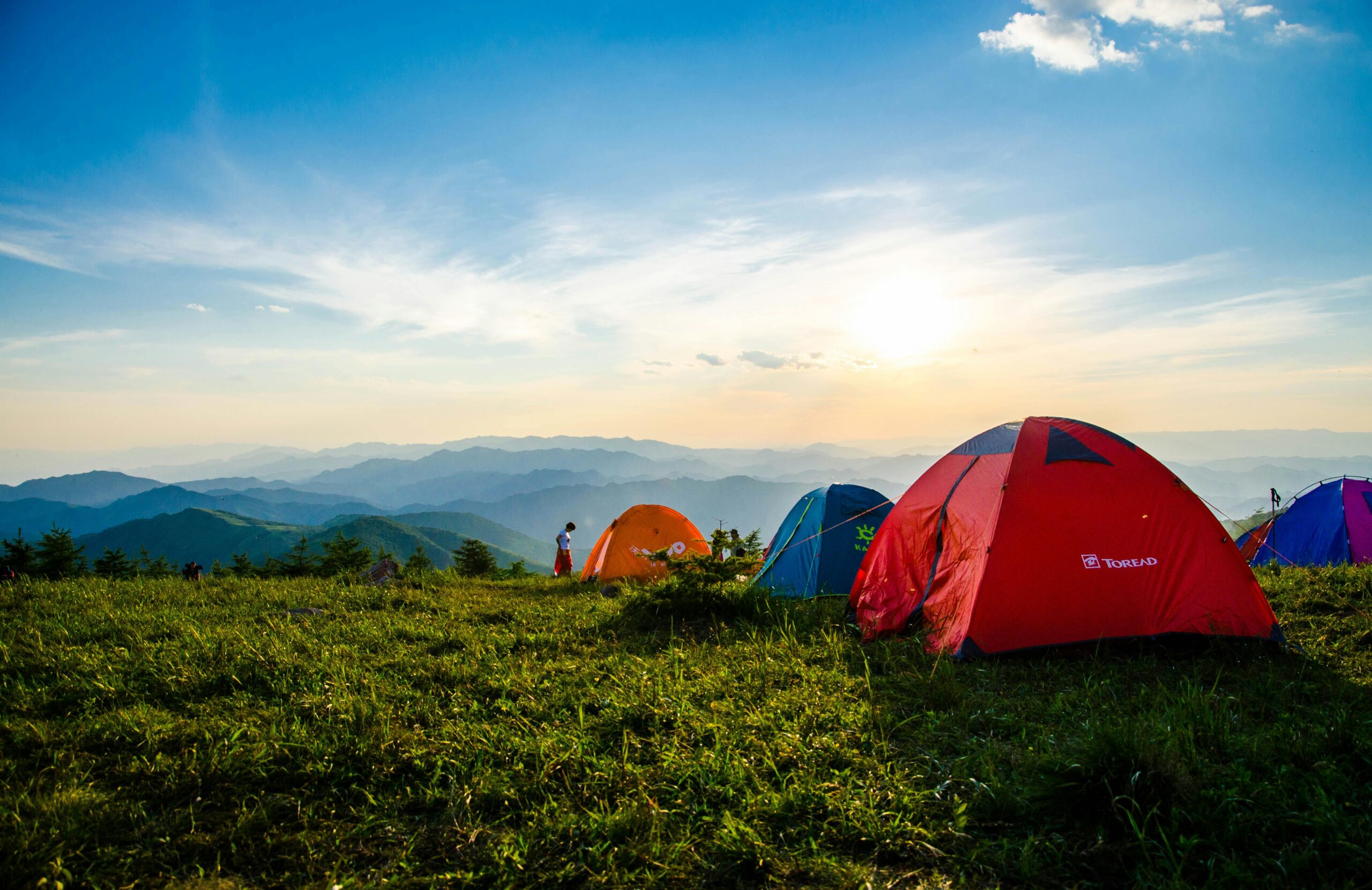 Foto Von Aufgeschlagenen Kuppelzelten Mit Blick Auf GebirgszÃ¼ge