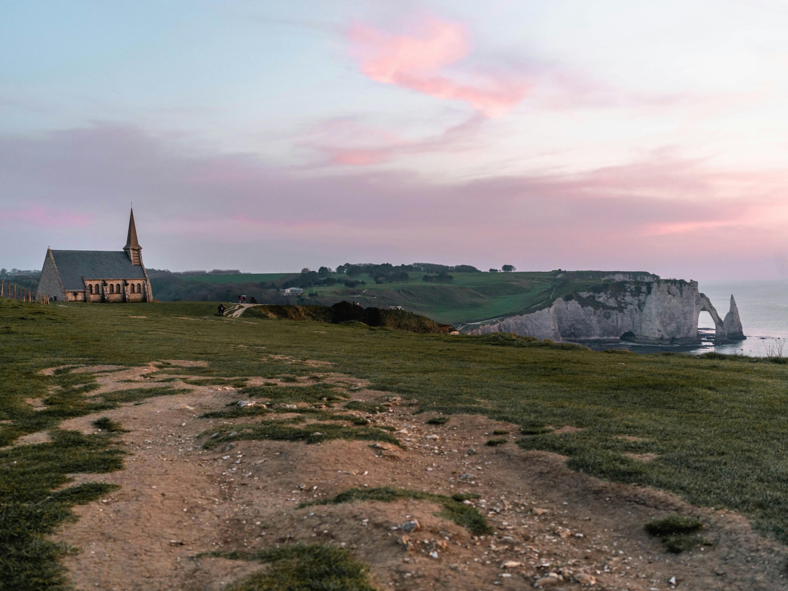 Graue Und WeiÃŸe Kirche Auf Dem HÃ¼gel Mit Blick Auf Das Meer