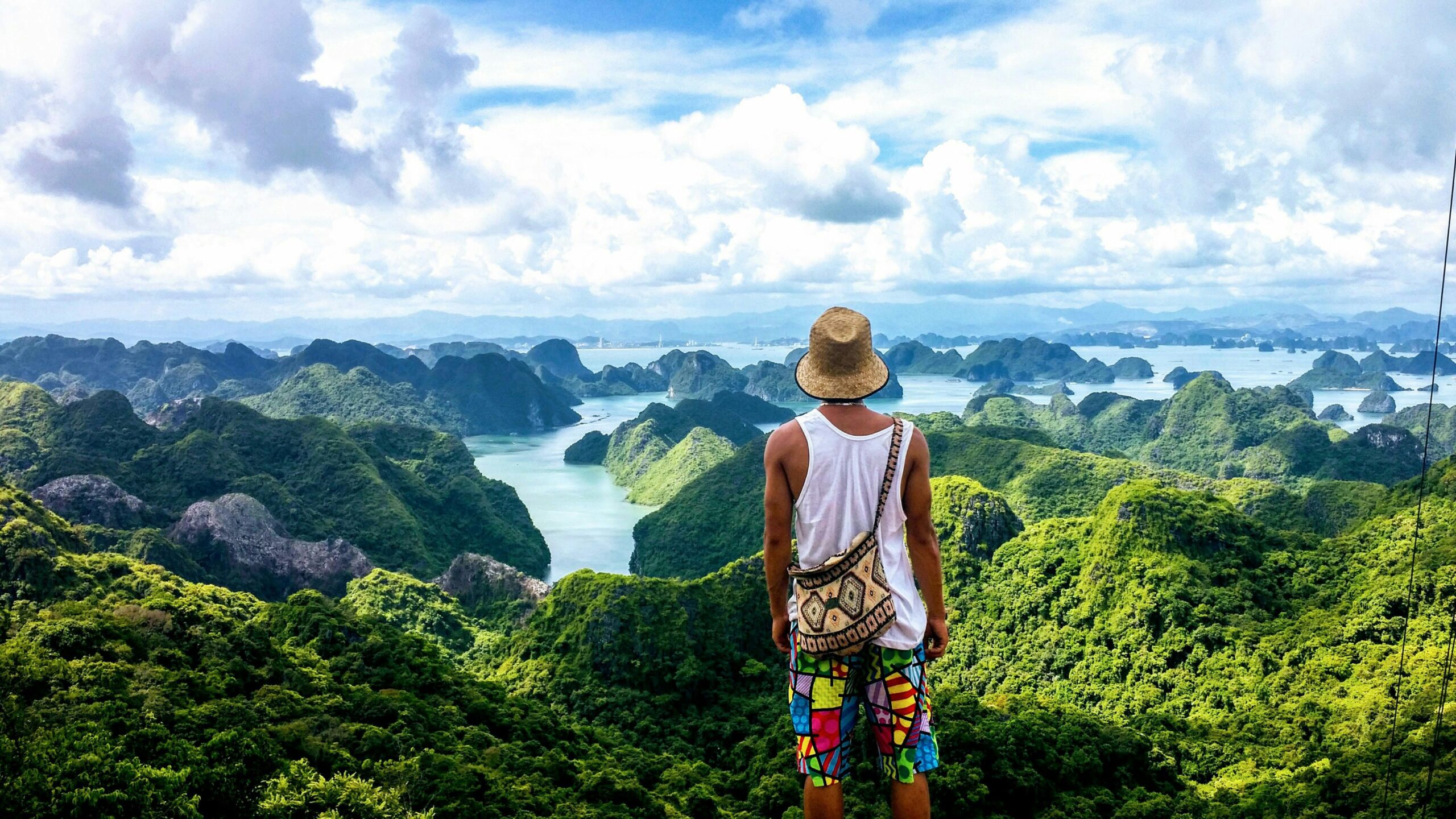 Mann Stehend Und Mit Blick Auf Berge