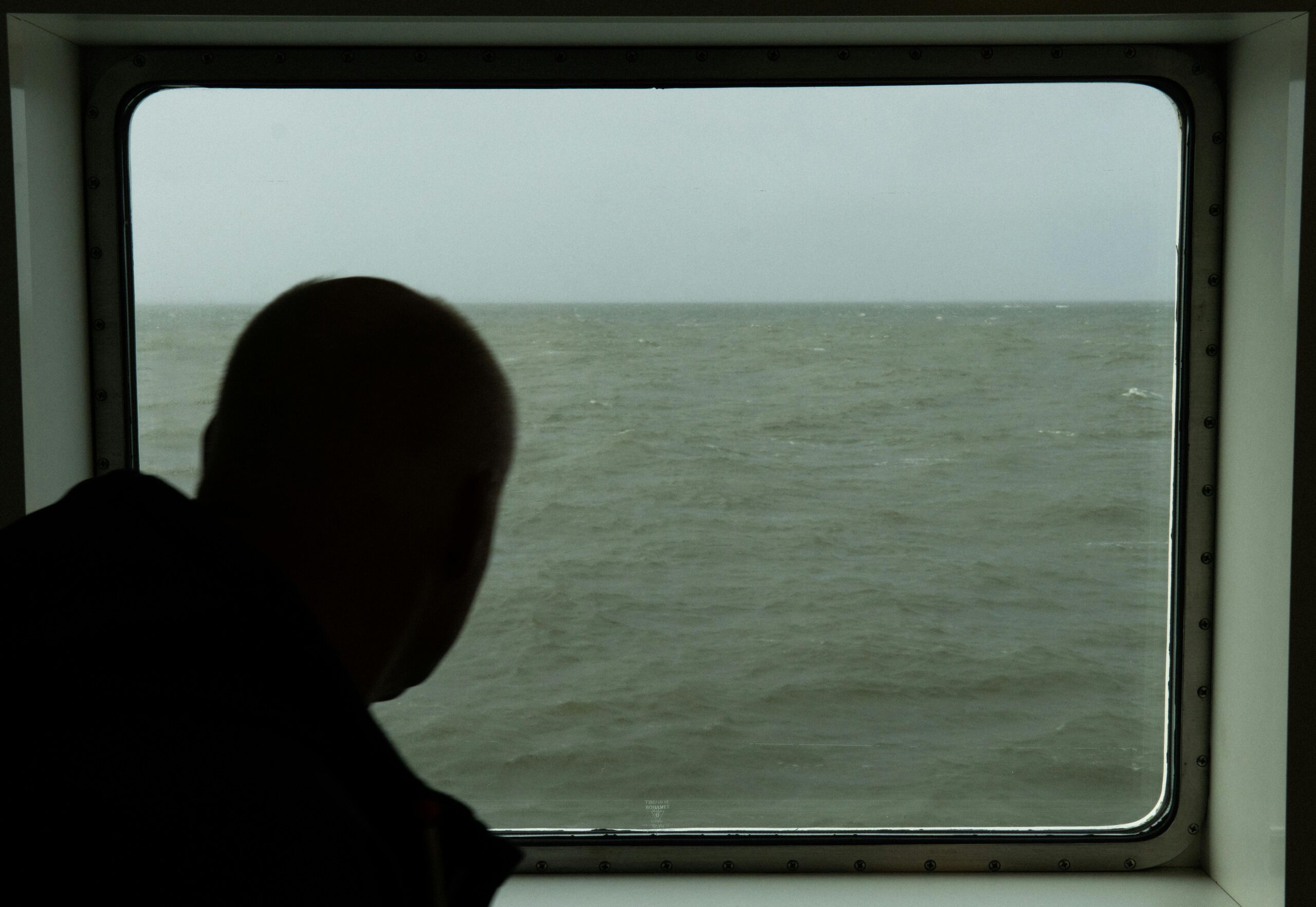 Mann Silhouette Gegen Meerblick Aus Fenster