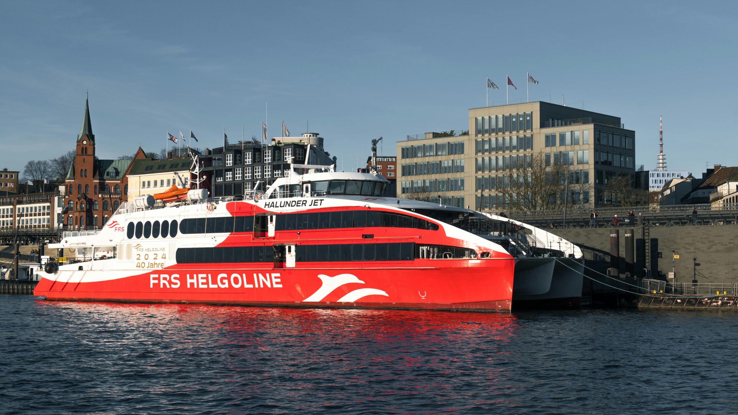 Die FÃ¤hre FRS Helgoline legte an einem sonnigen Tag an den LandungsbrÃ¼cken in Hamburg an.