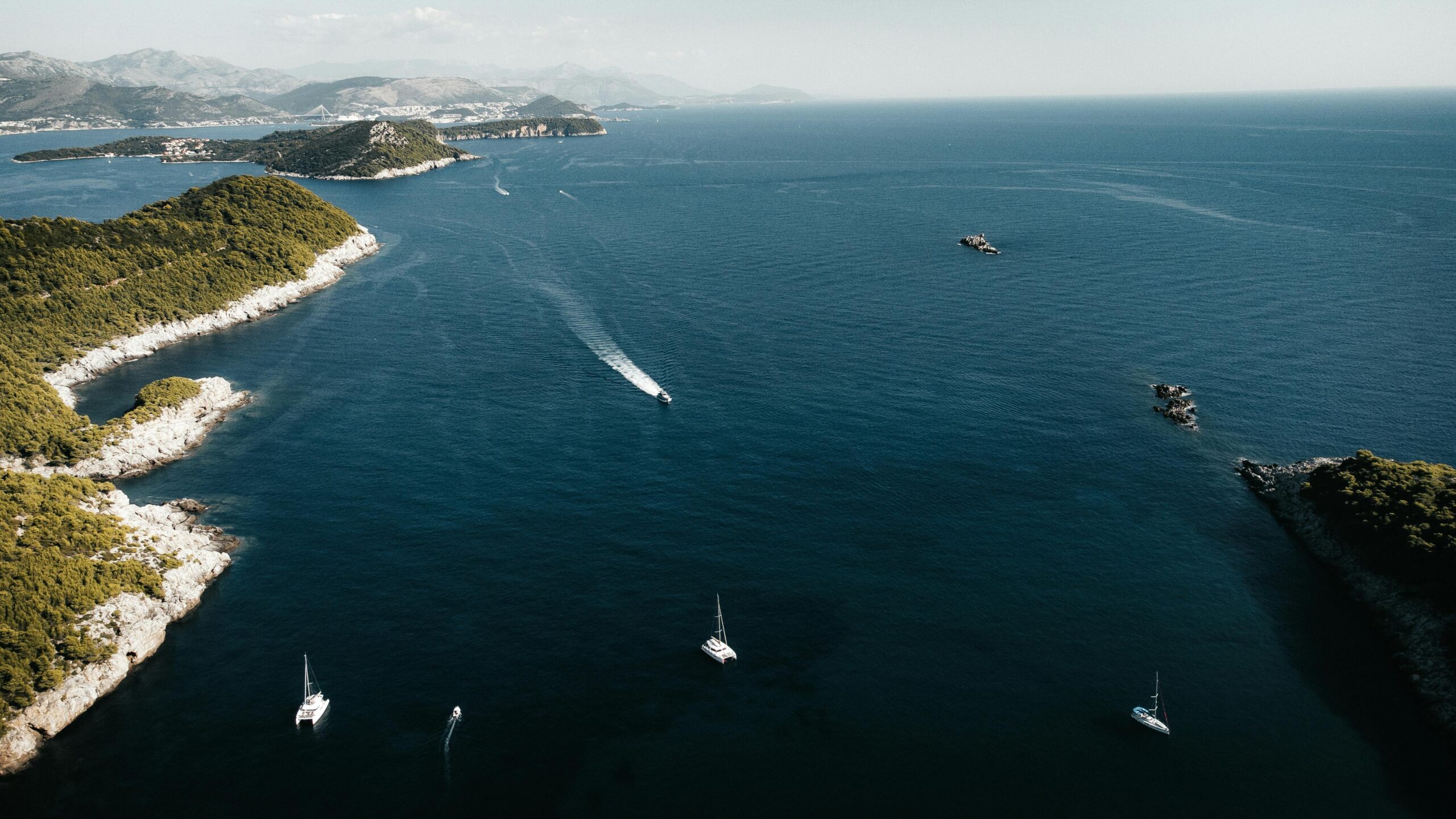 Luftaufnahme von Segelbooten und Ã¼ppigen Inseln in der NÃ¤he von Lopud, Dubrovnik in der Adria.