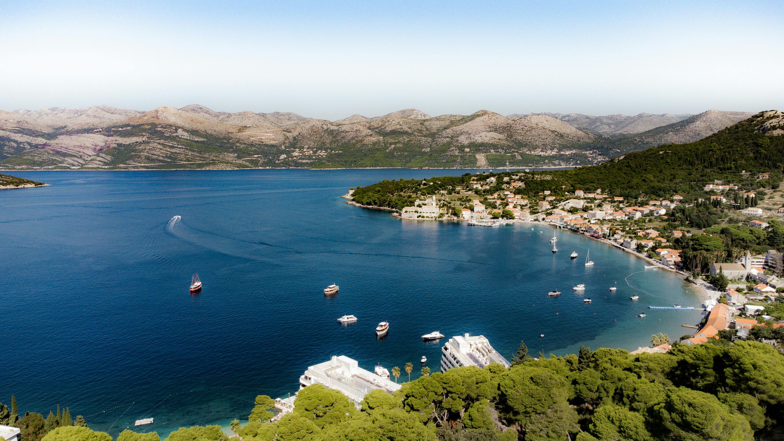 Eine atemberaubende Luftaufnahme der Insel Lopud in Kroatien, die ihre atemberaubende KÃ¼ste und das klare blaue Wasser zeigt.