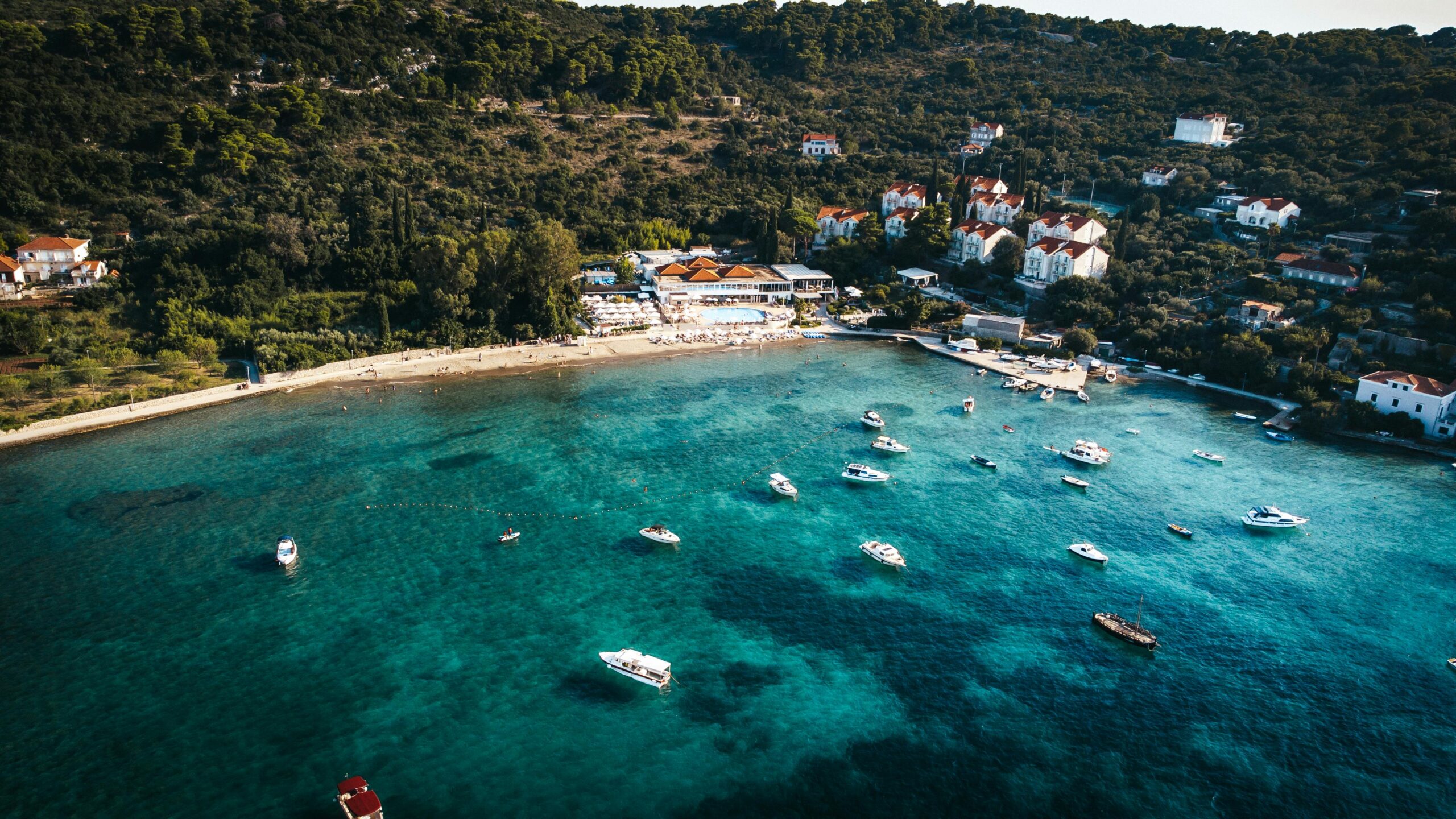 Eine atemberaubende Luftaufnahme der Insel KoloÄep mit Booten im tÃ¼rkisfarbenen Wasser, Dubrovnik, Kroatien.