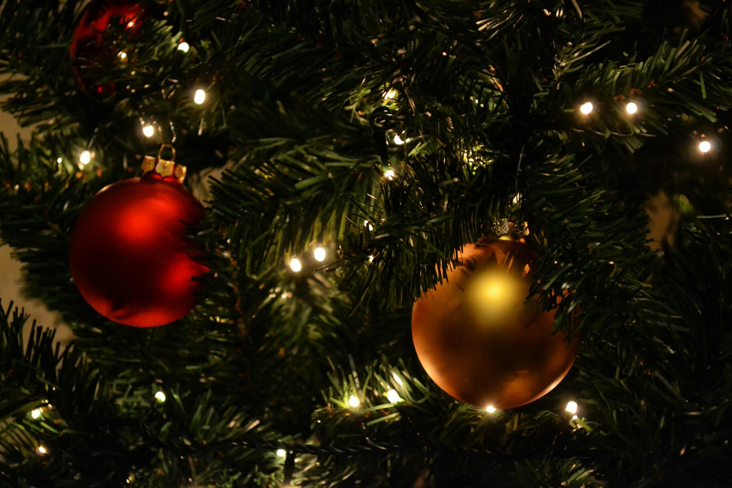 Gold Und Rote Kugel Auf Weihnachtsbaum