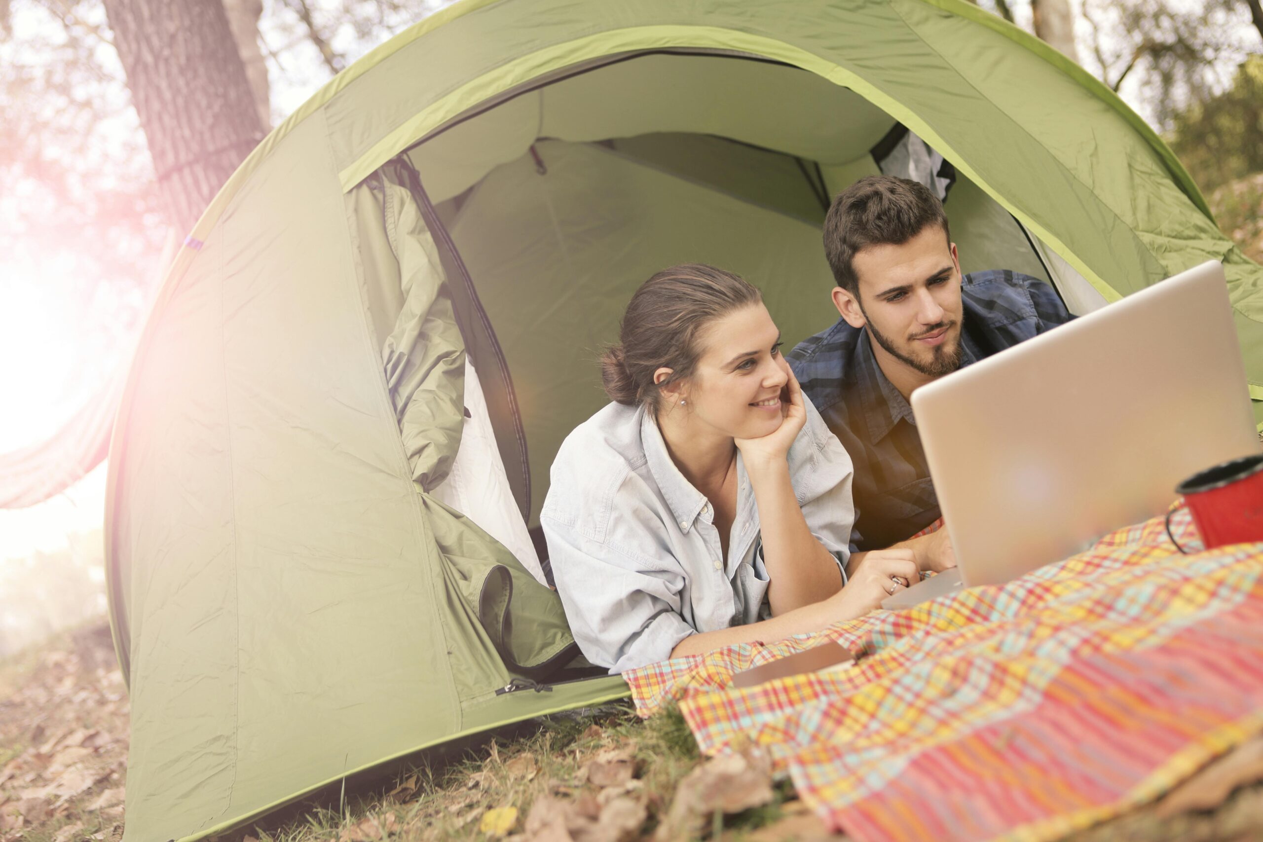 GlÃ¼ckliches Paar Mit Laptop Im Zelt