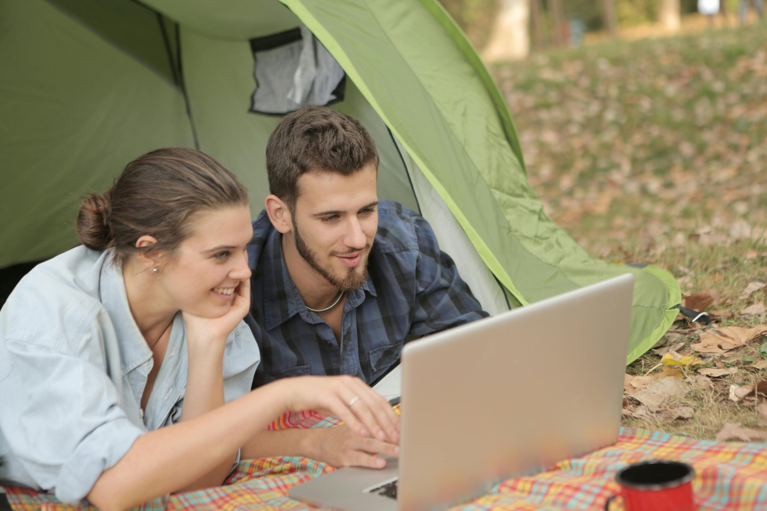 Positiver Mann Und Frau, Die Laptop Zusammen Benutzen