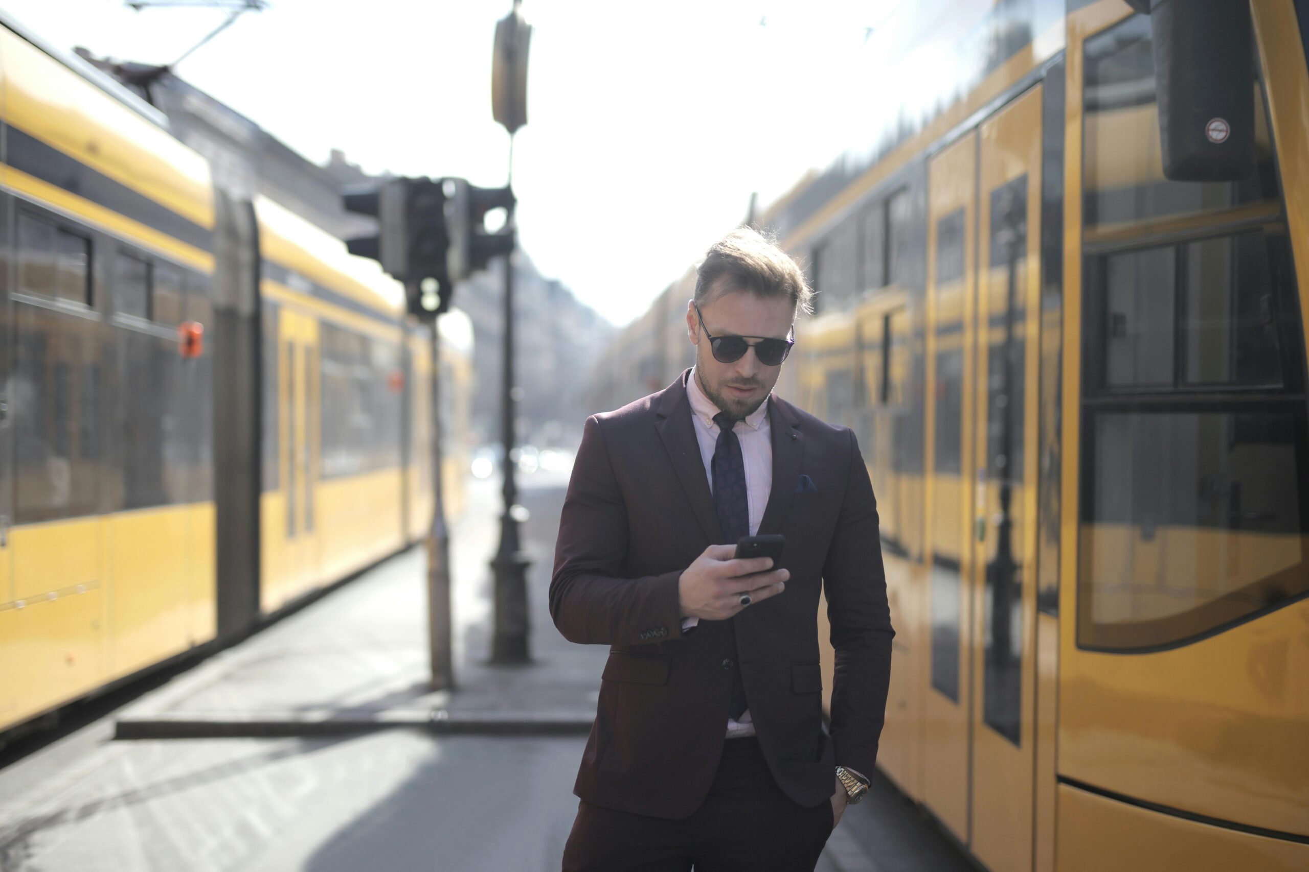 Selbstbewusster GeschÃ¤ftsmann, Der Smartphone Auf StraÃŸe Verwendet