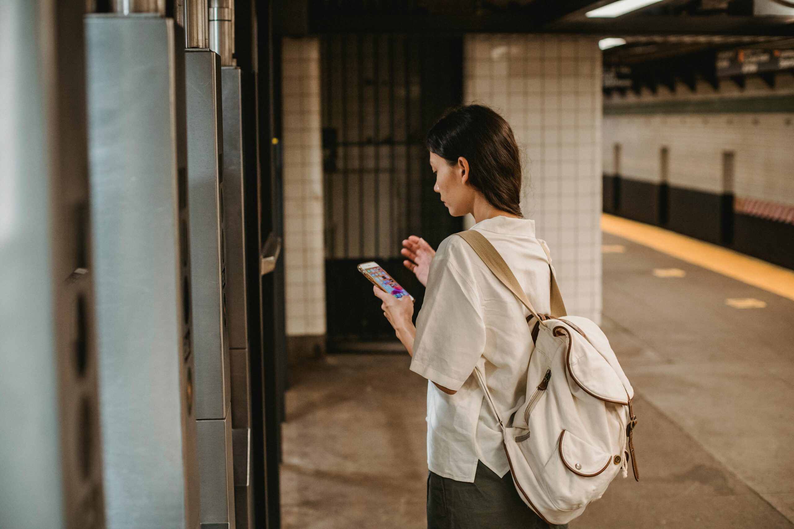 Stilvolle Junge Ethnische Frau, Die Smartphone In Der U Bahnstation Verwendet