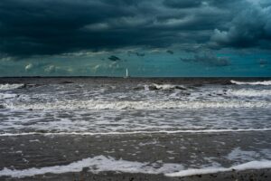 Mehr über den Artikel erfahren Der ideale Regenponcho für Norderney: Tipps und Vorteile