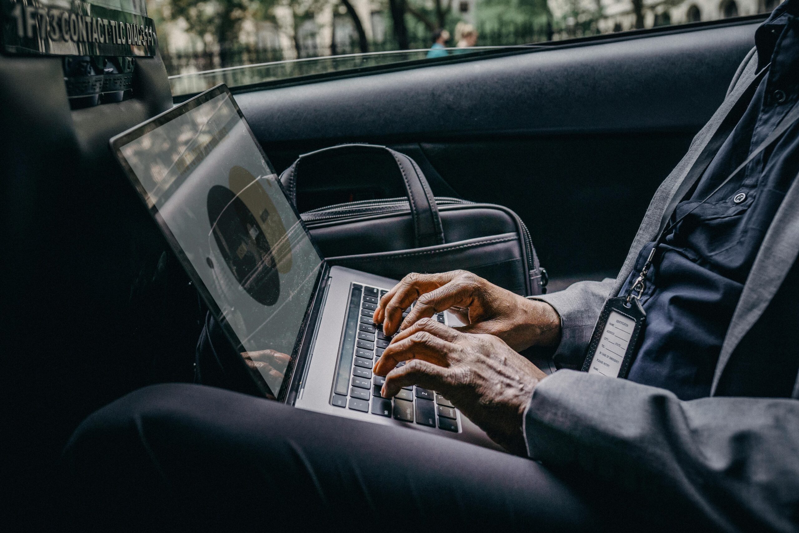 Person, Die Einen Laptop Benutzt