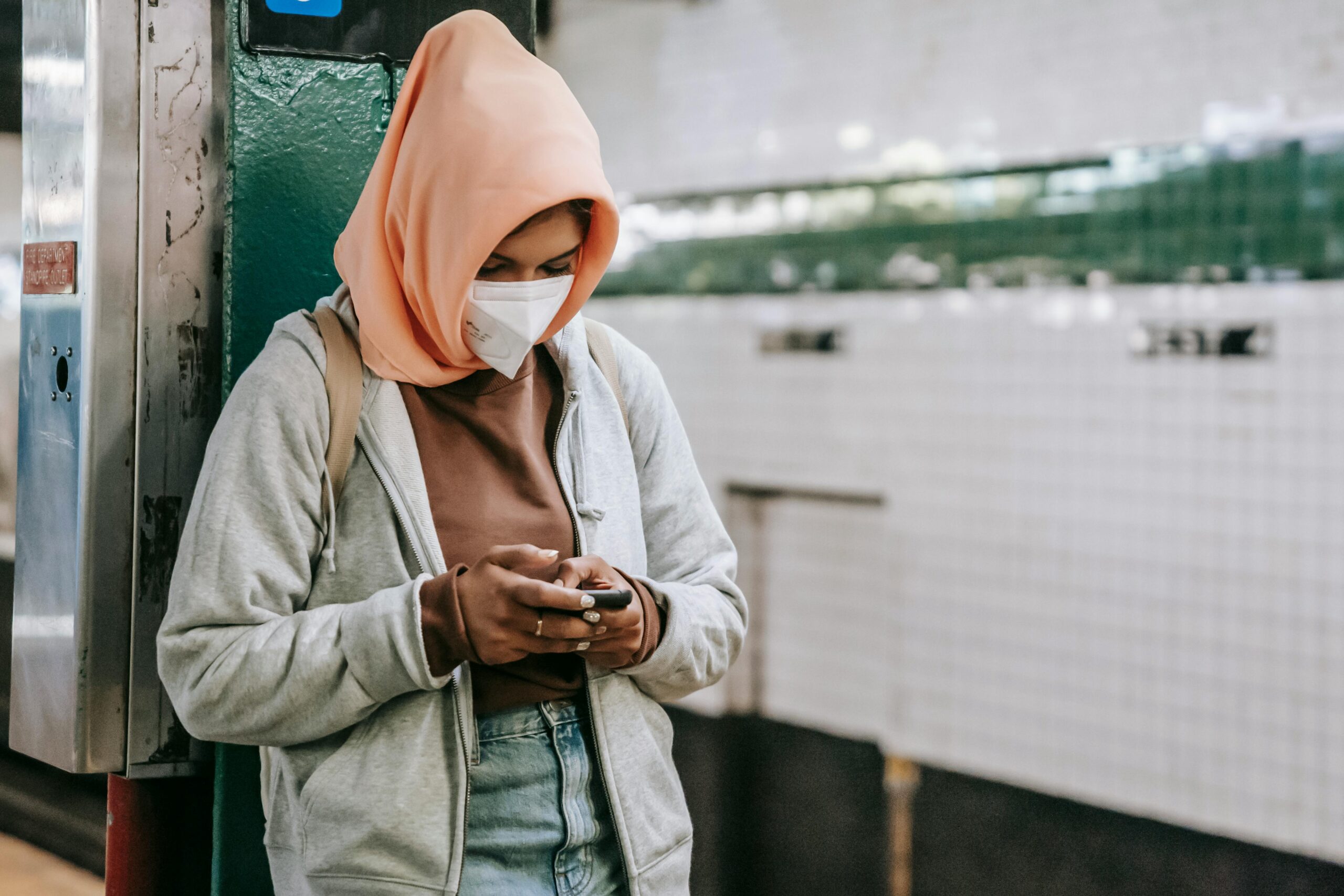 Frau In Der Grauen Jacke, Die Orange Hijab TrÃ¤gt