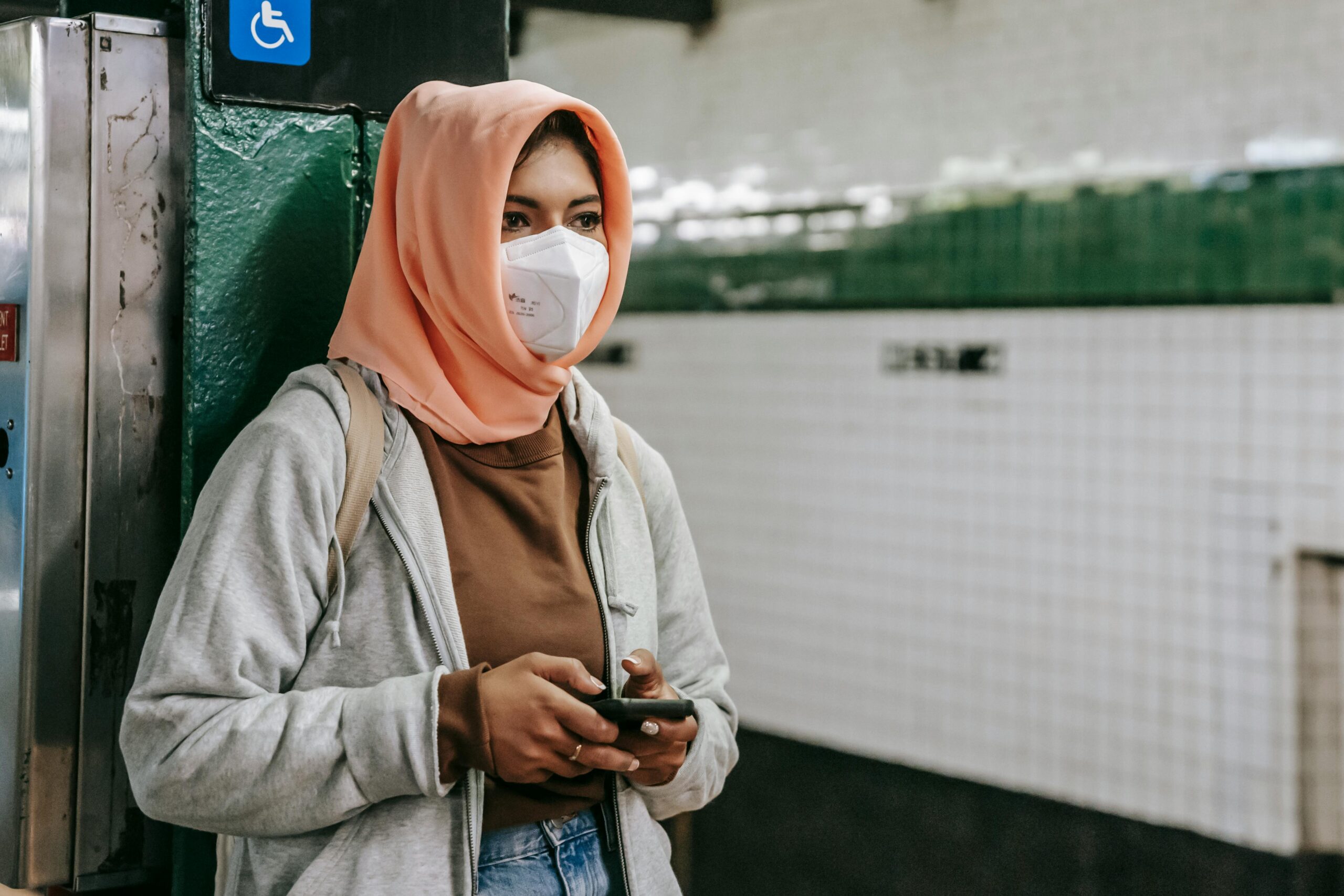 Frau In Der Braunen Lederjacke, Die WeiÃŸe Maske TrÃ¤gt