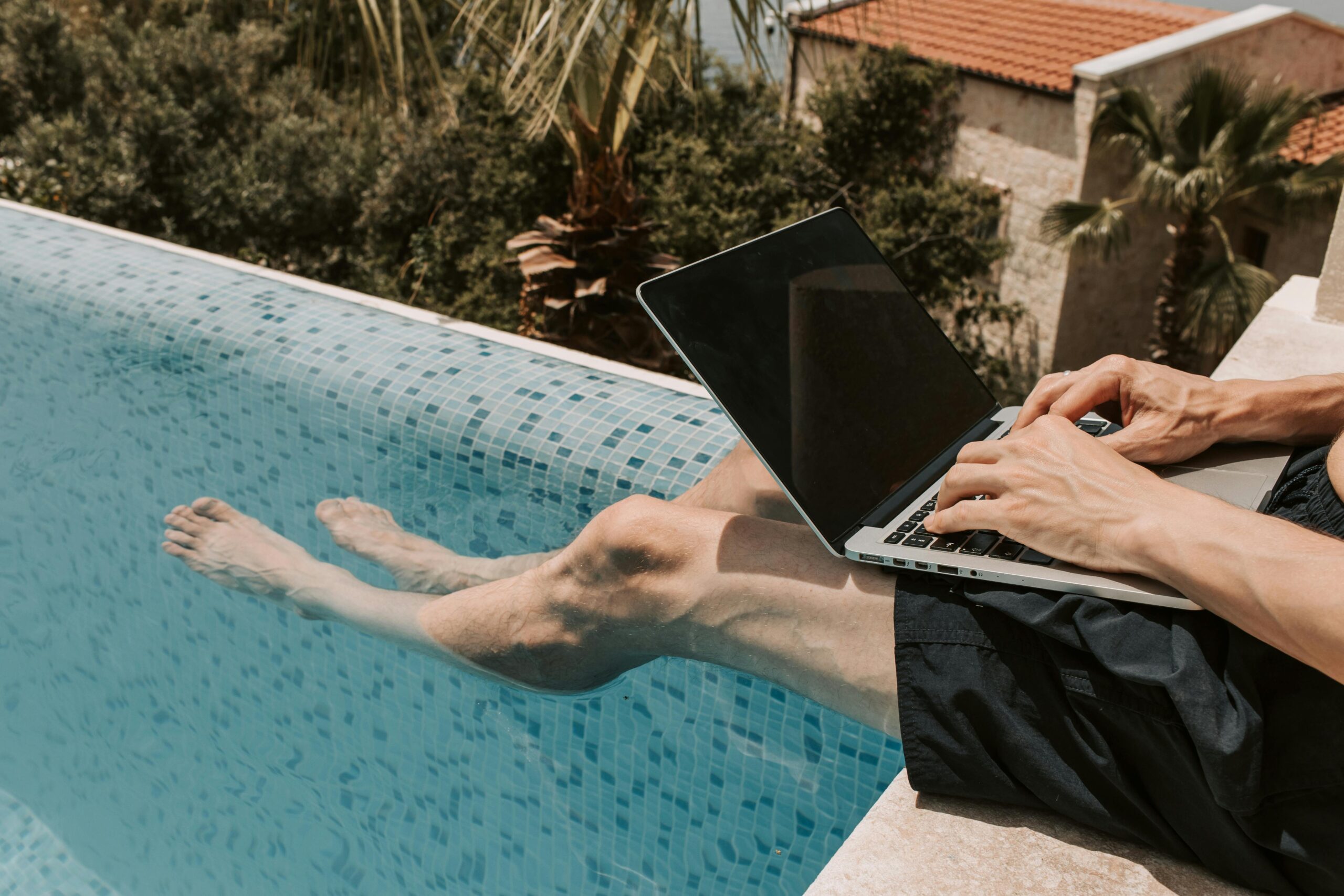 Kostenloses Stock Foto zu arbeitsbereich im freien, badeanzug, berufliche flexibilitÃ¤t